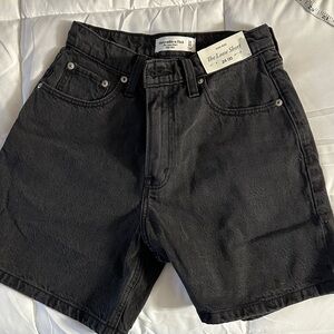 Abercrombie & Fitch - the loose short high rise - size 24/00